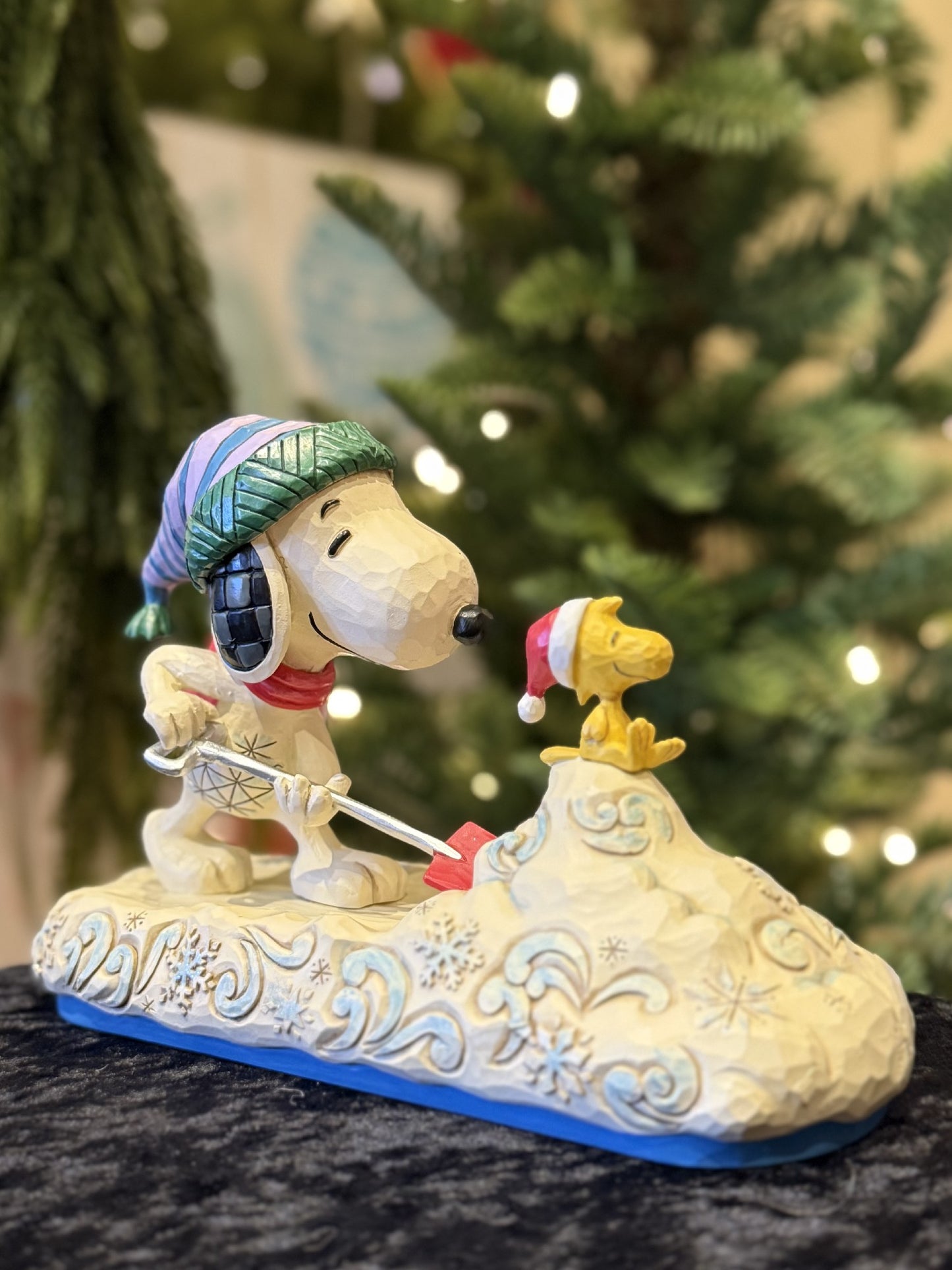 JIM SHORE PEANUTS - SNOOPY SHOVELING SNOW 6018680