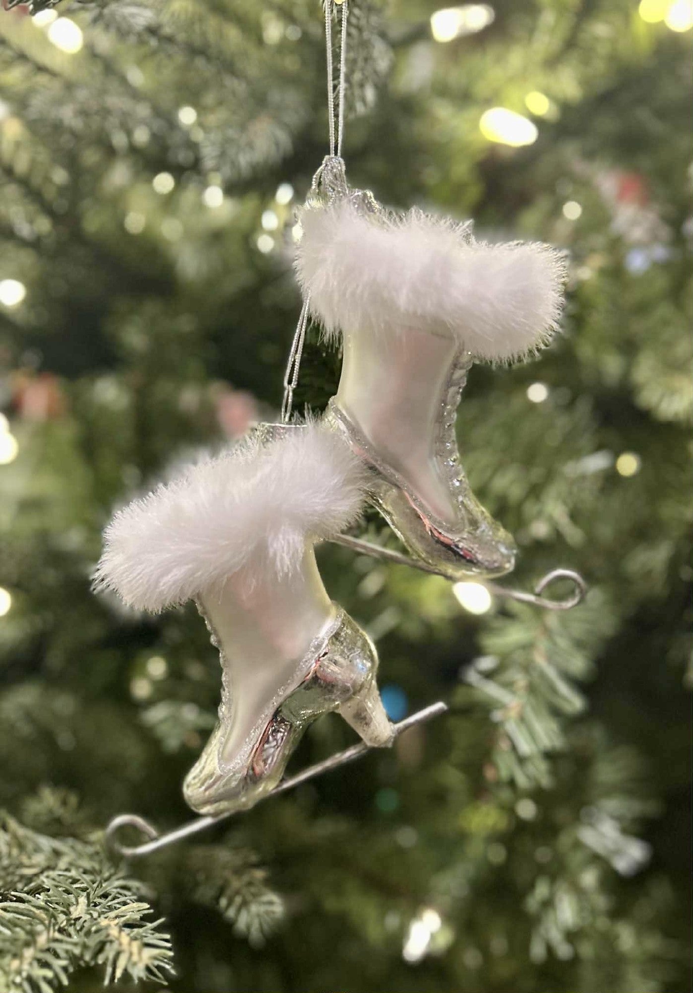 PAIR OF WHITE ICE SKATES 4522887