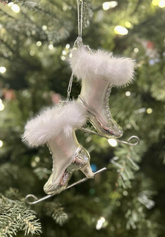 PAIR OF WHITE ICE SKATES 4522887