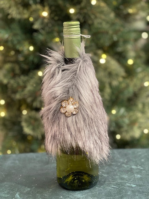FAUX FUR BOTTLE WITH DIAMOND BROOCH B BOTTLE COVER XFVDFF3