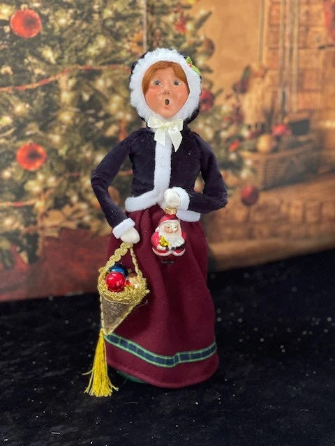 BYERS' CHOICE STEVENS FAMILY WOMAN CAROLER WITH ORNAMENT 4472B