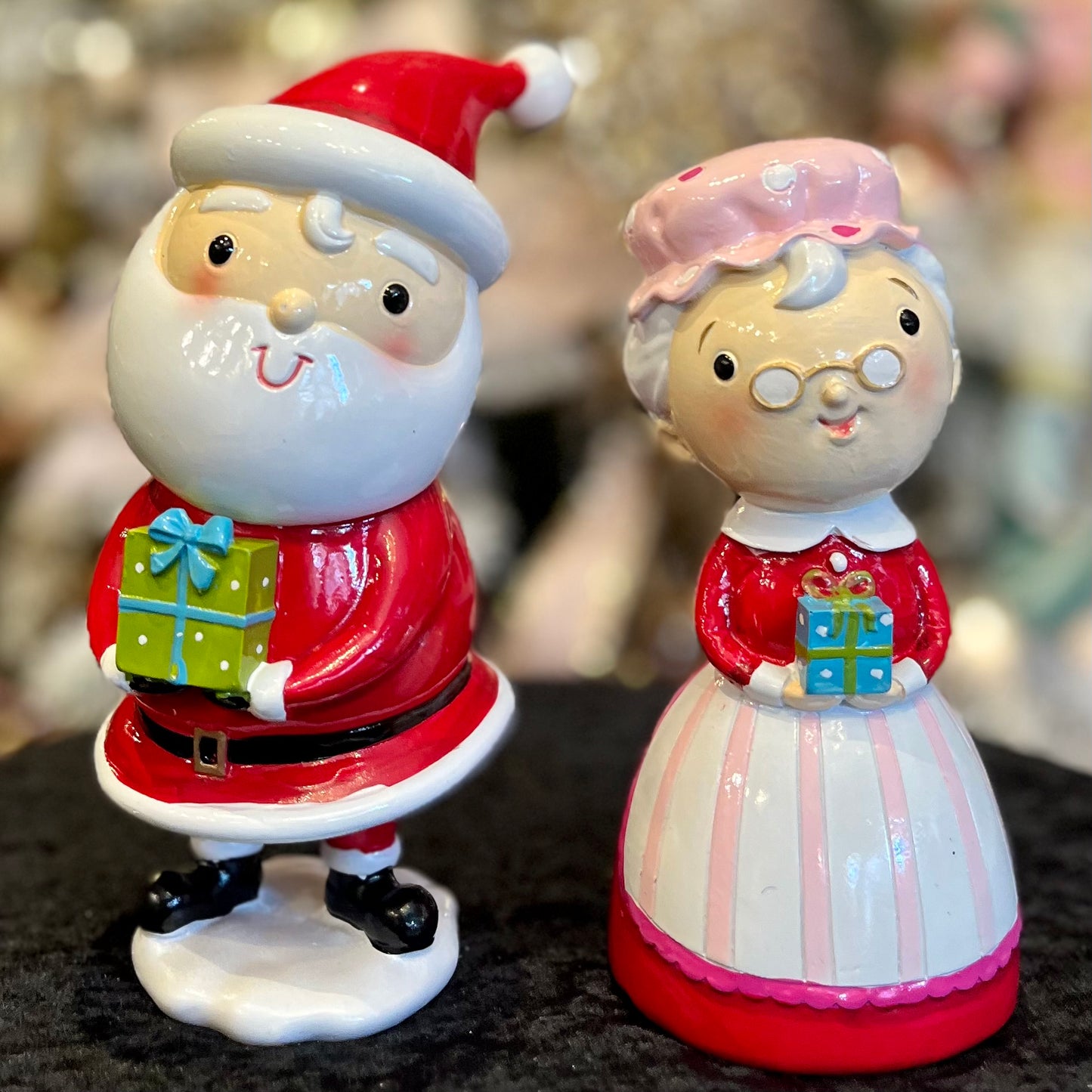 RETRO MRS CLAUS WITH PRESENT 4310251