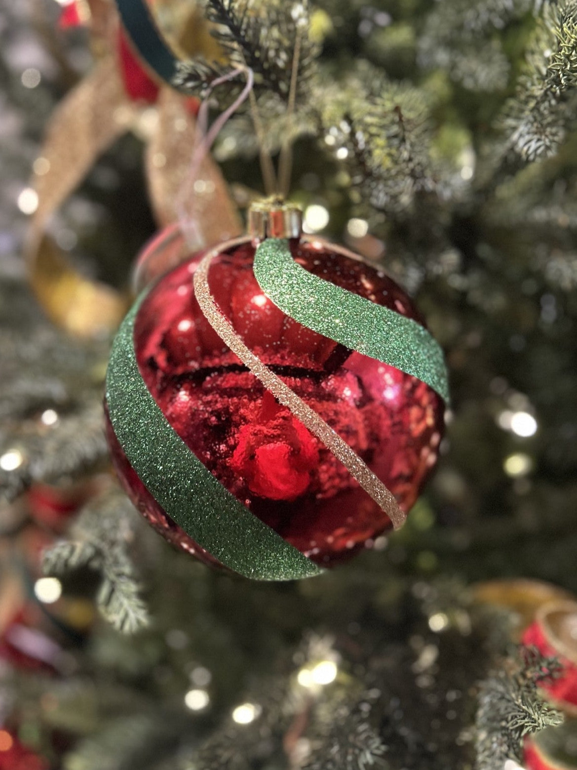 RED/GREEN SWIRL SHATTERPROOF 15CM BAUBLES XM0144