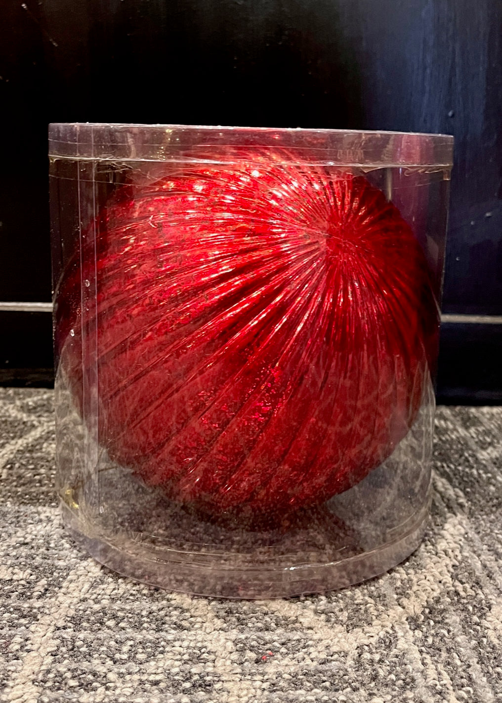 20CM RIBBED RED SHATTERPROOF BAUBLE X421215