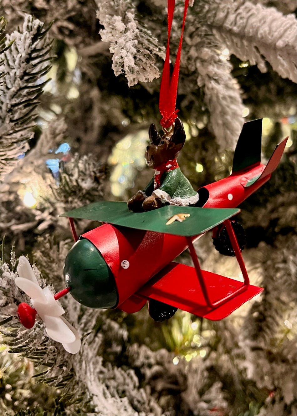 METAL PLANE WITH REINDEER ORNAMENT UC525404