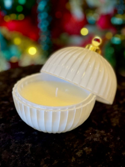 WHITE RIBBED BAUBLE WAX CANDLE XM0209