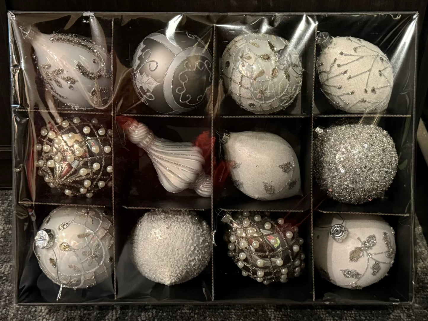 AMANDA'S ORNAMENT COLLECTION - SNOWY WHITE & SILVER