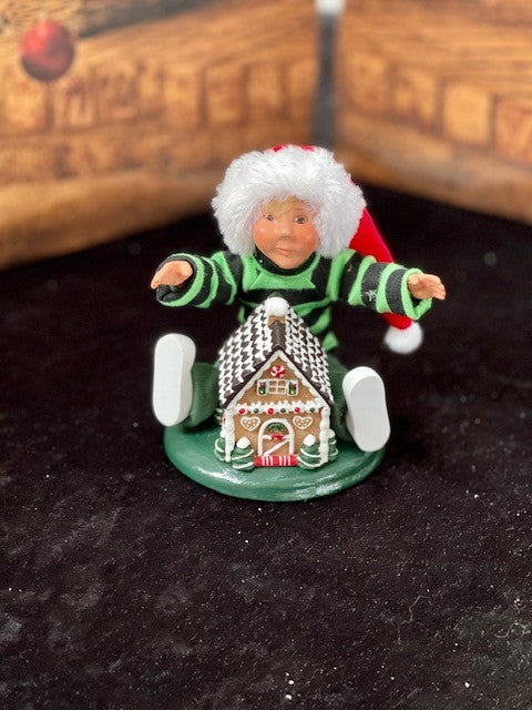 BYERS' CHOICE TODDLER WITH GINGERBREAD HOUSE