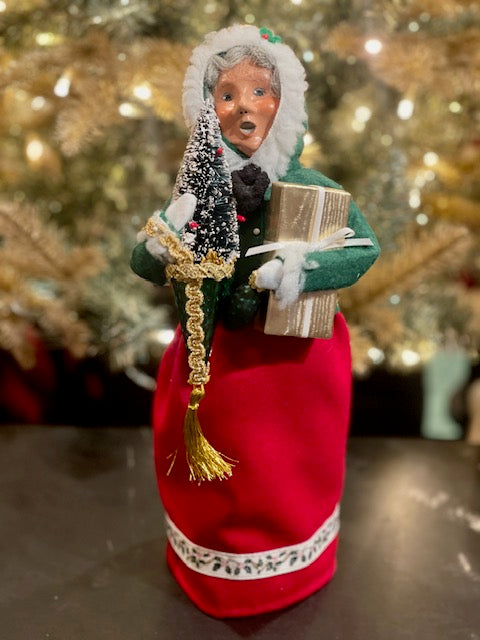 BYERS' CHOICE MRS CLAUS WITH ORNAMENT 3231W