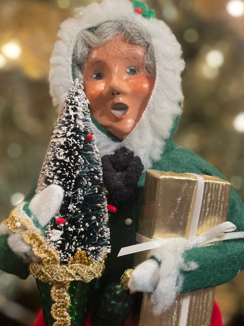 BYERS' CHOICE MRS CLAUS WITH ORNAMENT 3231W