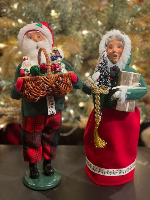 BYERS' CHOICE MRS CLAUS WITH ORNAMENT 3231W