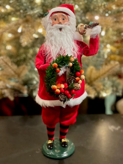 BYERS' CHOICE SANTA WITH WREATH 3232