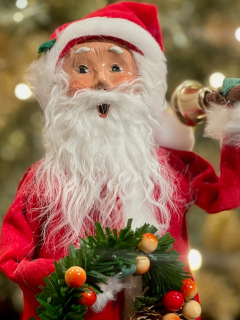 BYERS' CHOICE SANTA WITH WREATH 3232