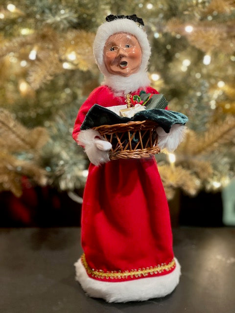 BYERS' CHOICE MRS CLAUS WITH BASKET 3232W