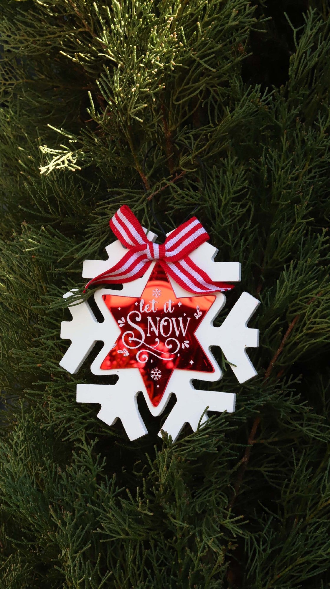 SNOWFLAKE SHAPED WITH RED MIRROR LET IT SNOW ORNAMENT JX6189