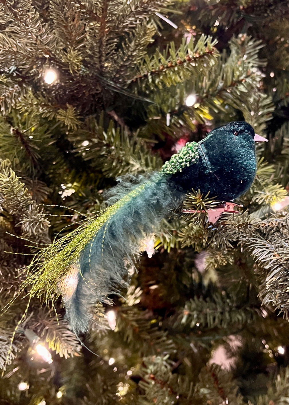 CLIP ON VELVET BIRD EMERALD XFRUVEE