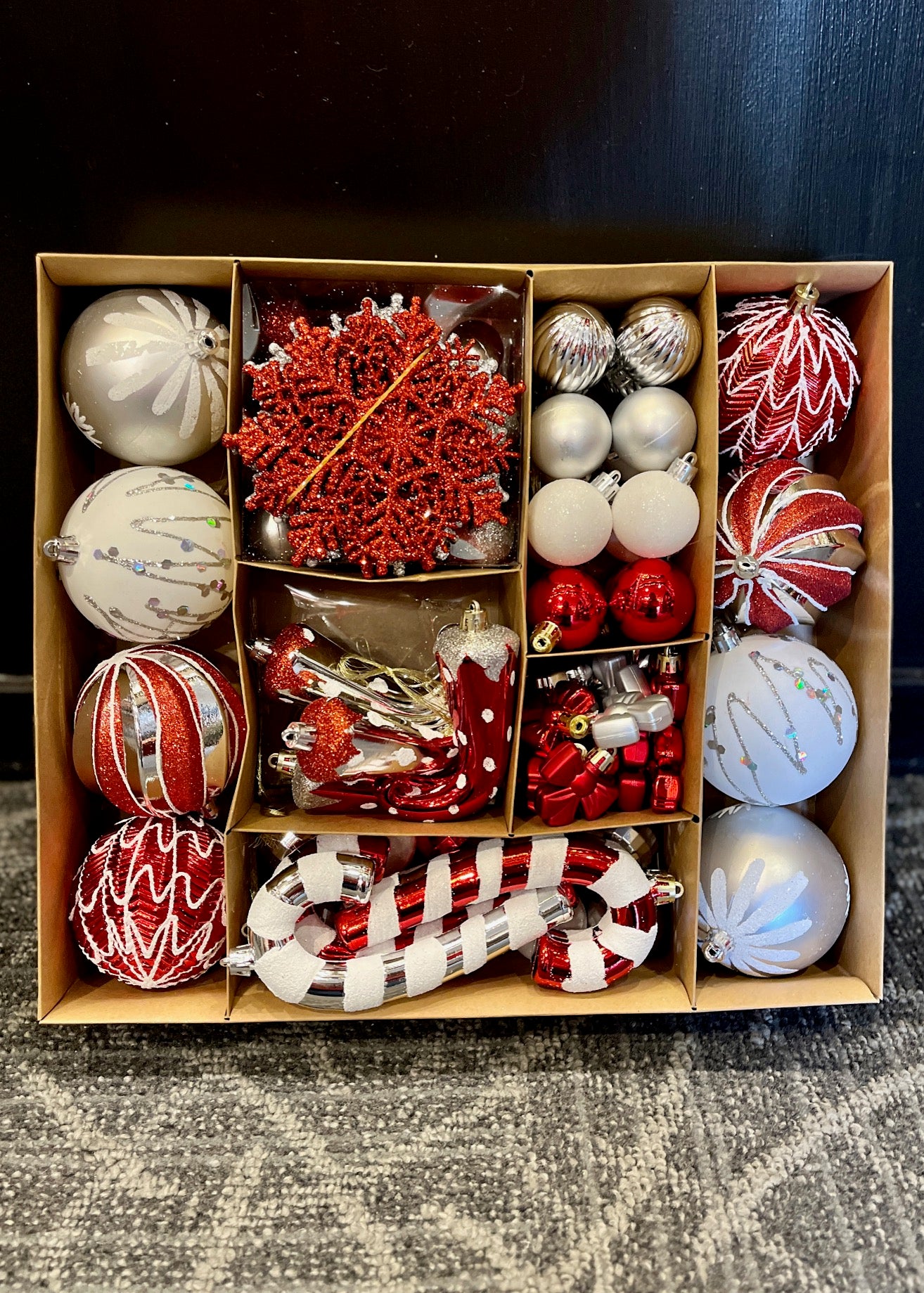 RED/SILVER/WHITE 100 PIECE CHRISTMAS DECO BOX XM0135