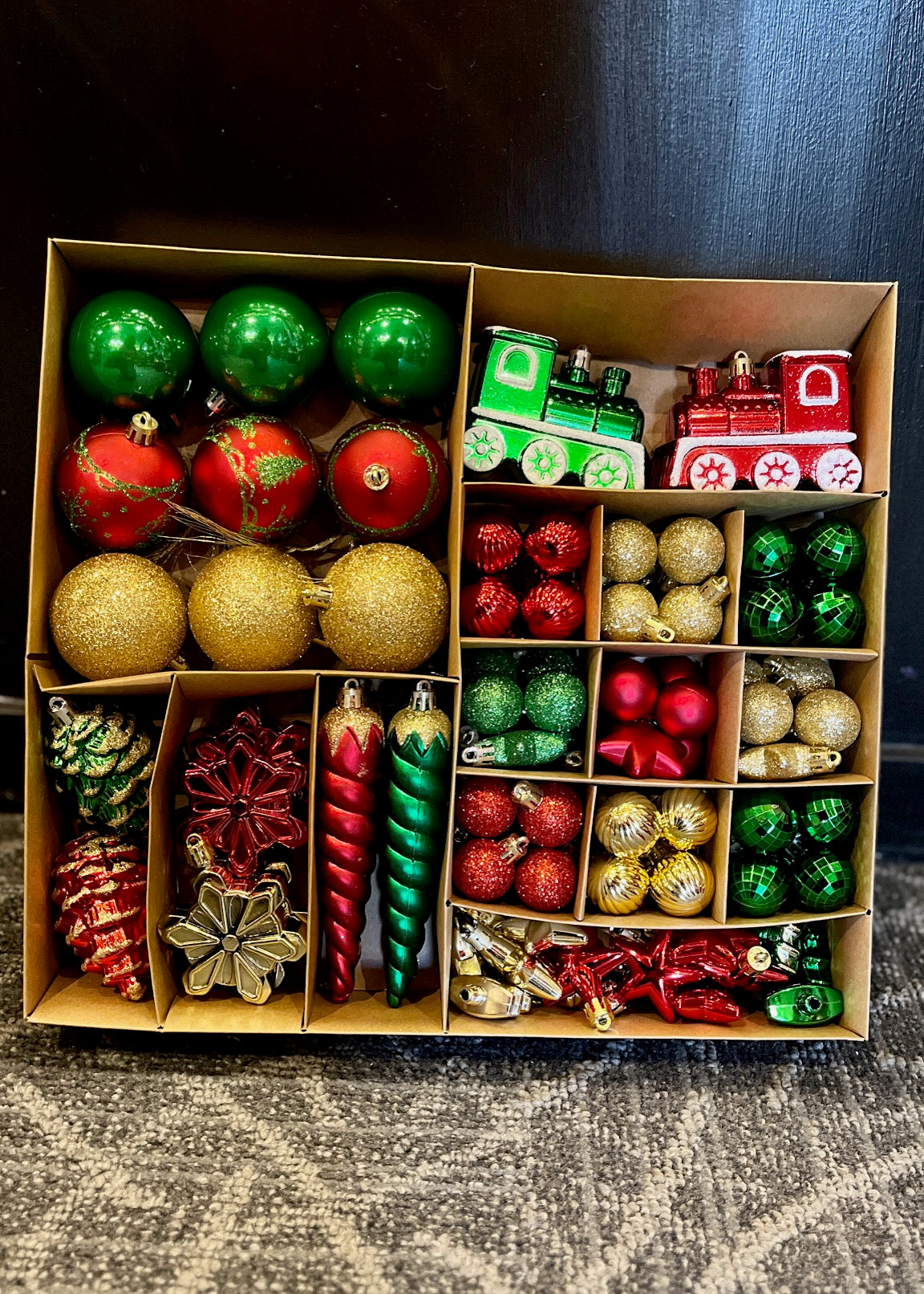 RED/GREEN/GOLD 110 PIECE DECORATER BOX OF ORNAMENTS XM0143