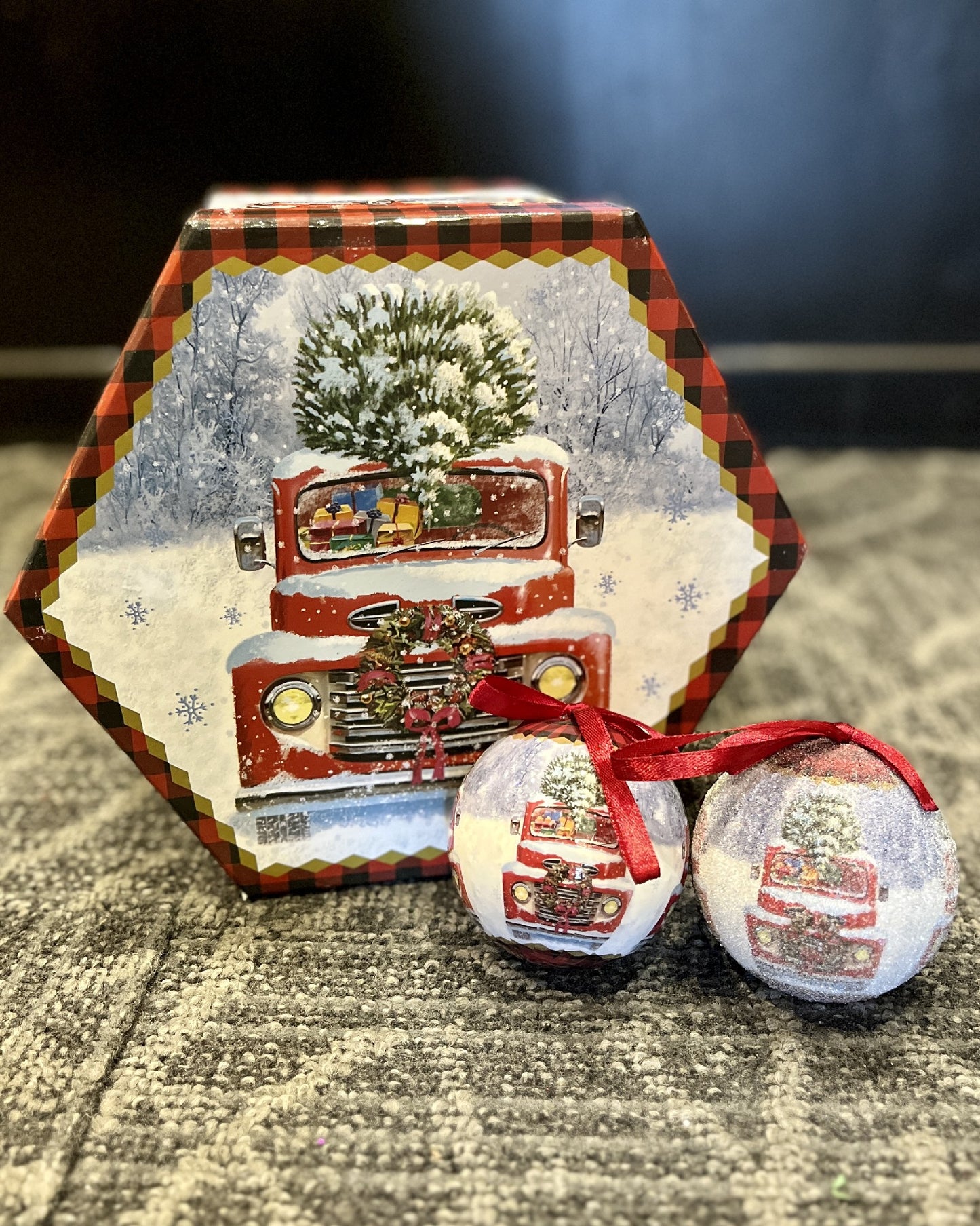 BOX OF 14 RED TRUCK BAUBLES 4276423