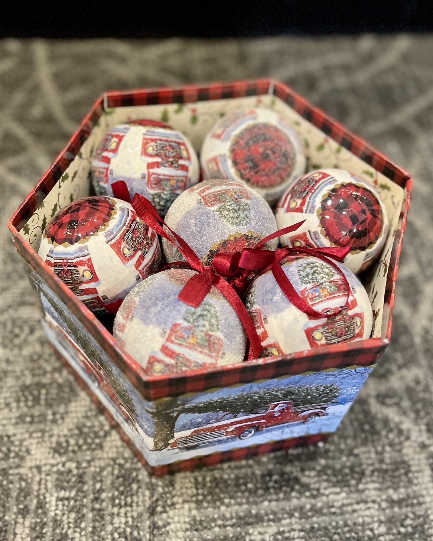 BOX OF 14 RED TRUCK BAUBLES 4276423