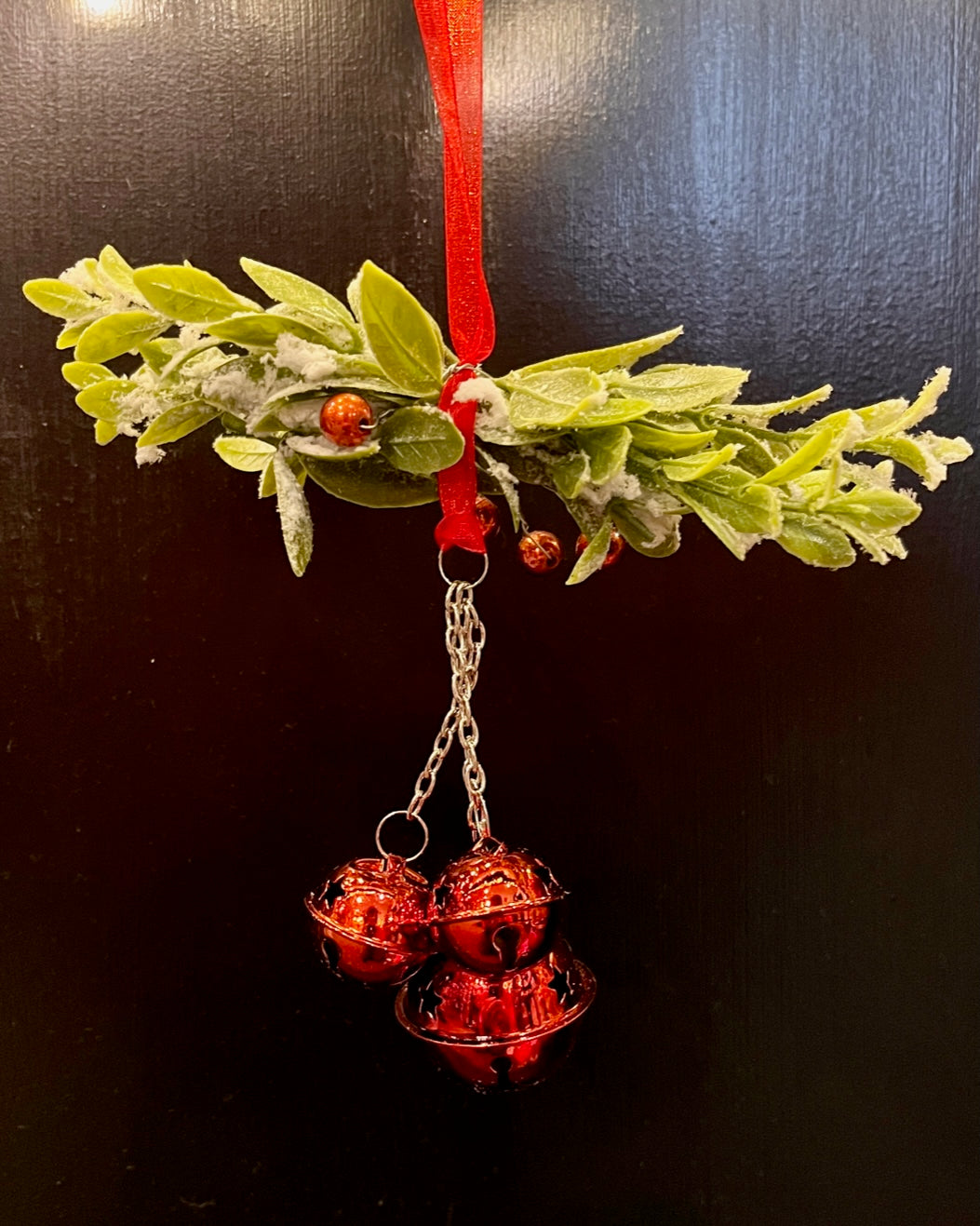 RED BELLS & MISTLETOE HANGING 4297952G