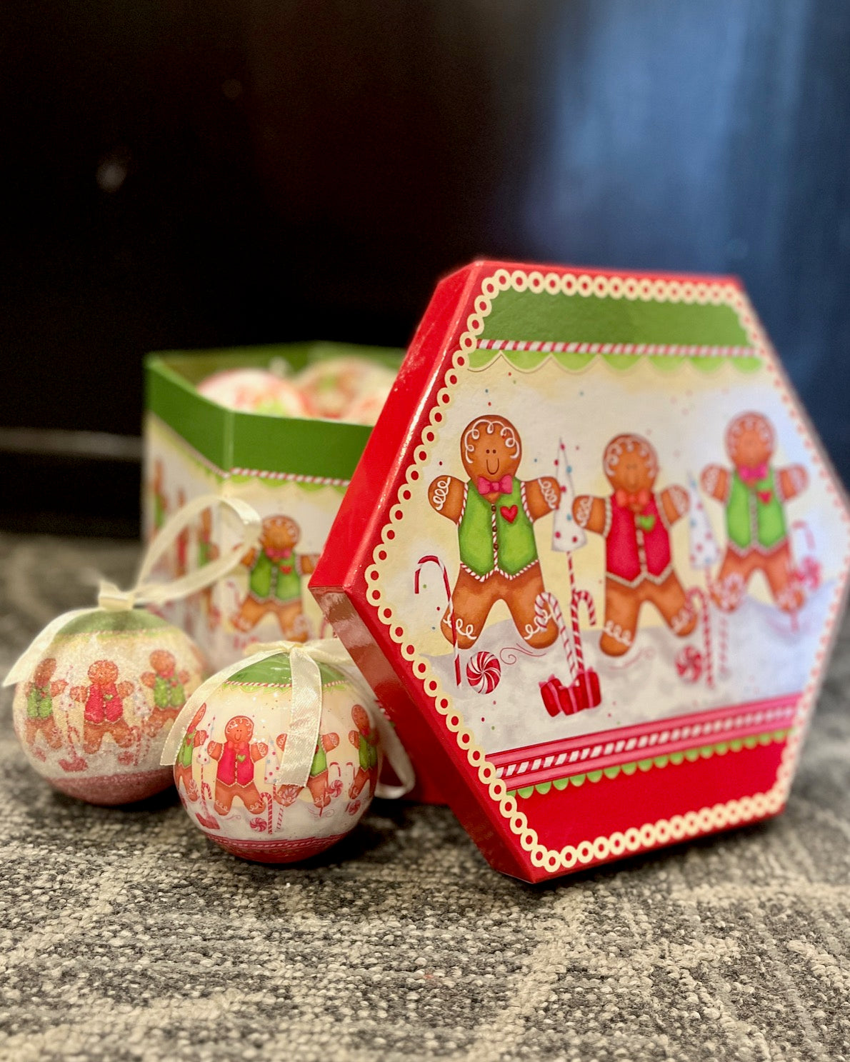 BOX OF 14 GINGERBREAD BAUBLES 4296445