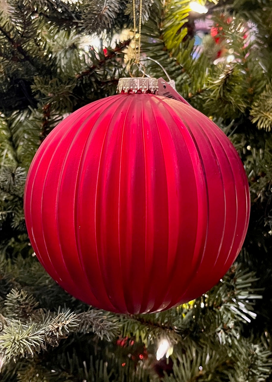 15CM RED RIBBED SHATTERPROOF ORNAMENT SVN110