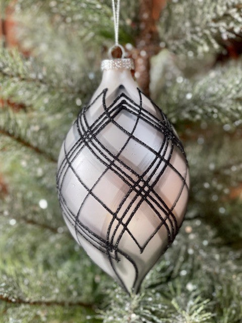 WHITE WITH BLACK TARTAN TEARDROP ORNAMENT GQAM013