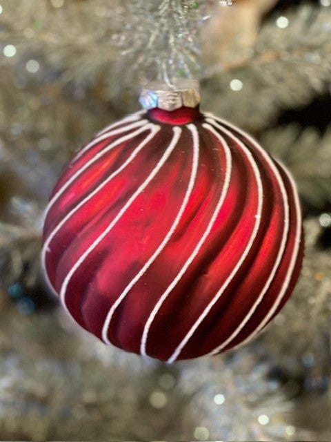 RED WHITE SWIRL BALL HANGING GQAM369