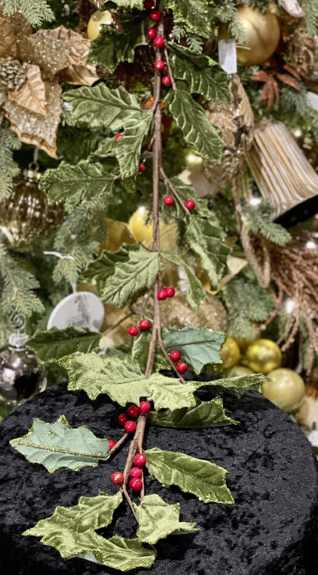 GREEN HOLLY GARLAND JXG139