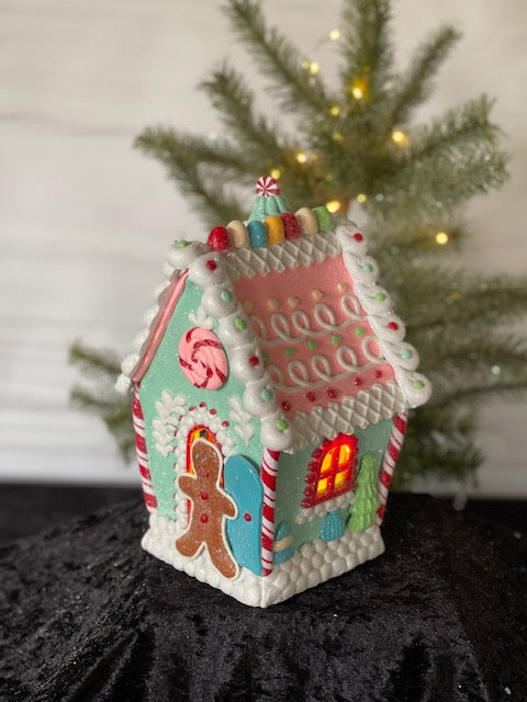 LED CANDY HOUSE WITH GINGERBREAD MAN BXB037