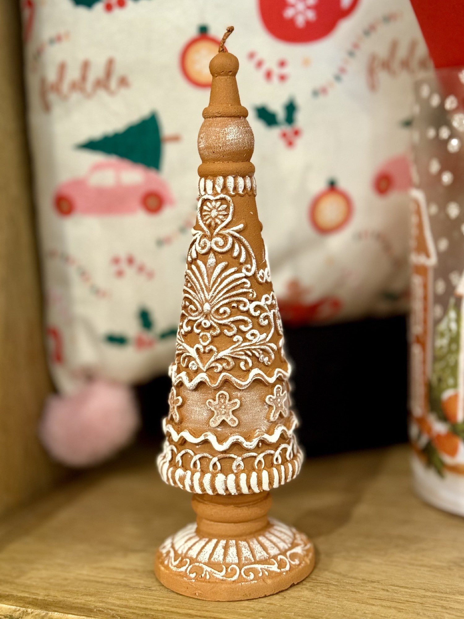 25.5 CM EMBOSSED GINGERBREAD CANDLE EXB001