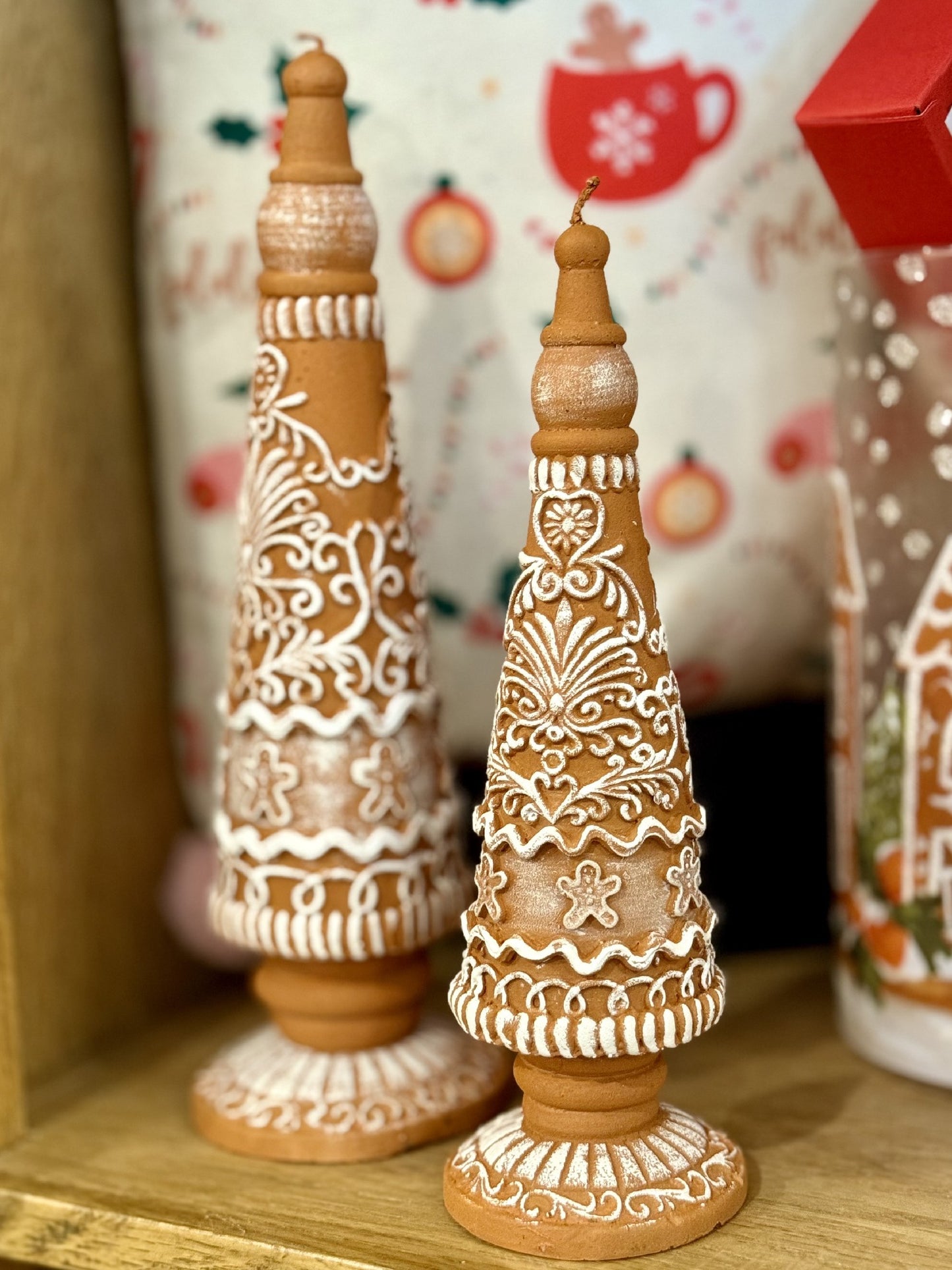 21.5 CM EMBOSSED GINGERBREAD CANDLE EXB002