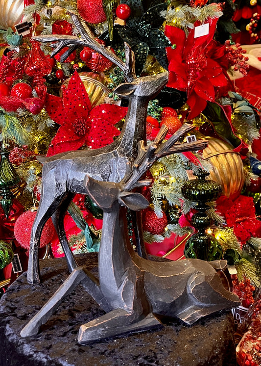 26 CM WOOD CARVED SITTING REINDEER EXV078