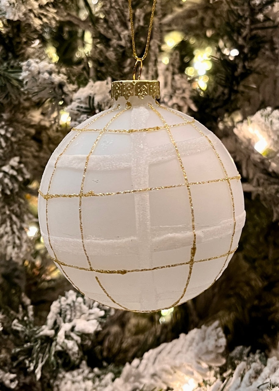 WHITE TARTAN ROUND BAUBLE EXR042