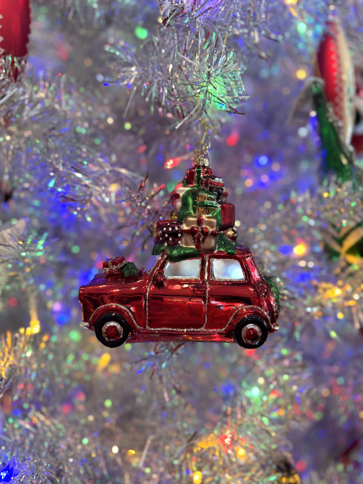 CAR WITH PRESENTS GLASS ORNAMENT FCA167
