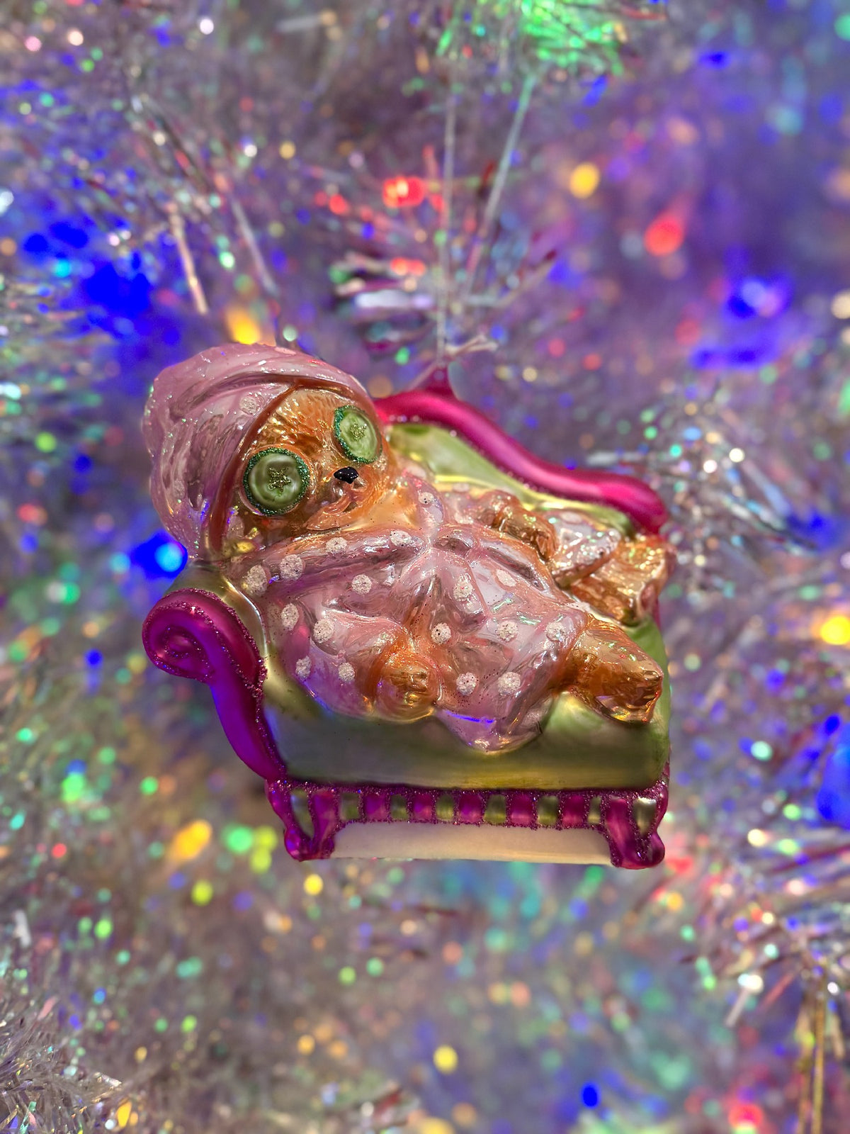 RELAXING CUCUMBER CAT ORNAMENT FCA288