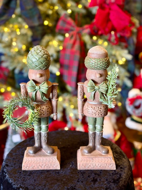 Pinecone Nutcracker With Wreath FXC003