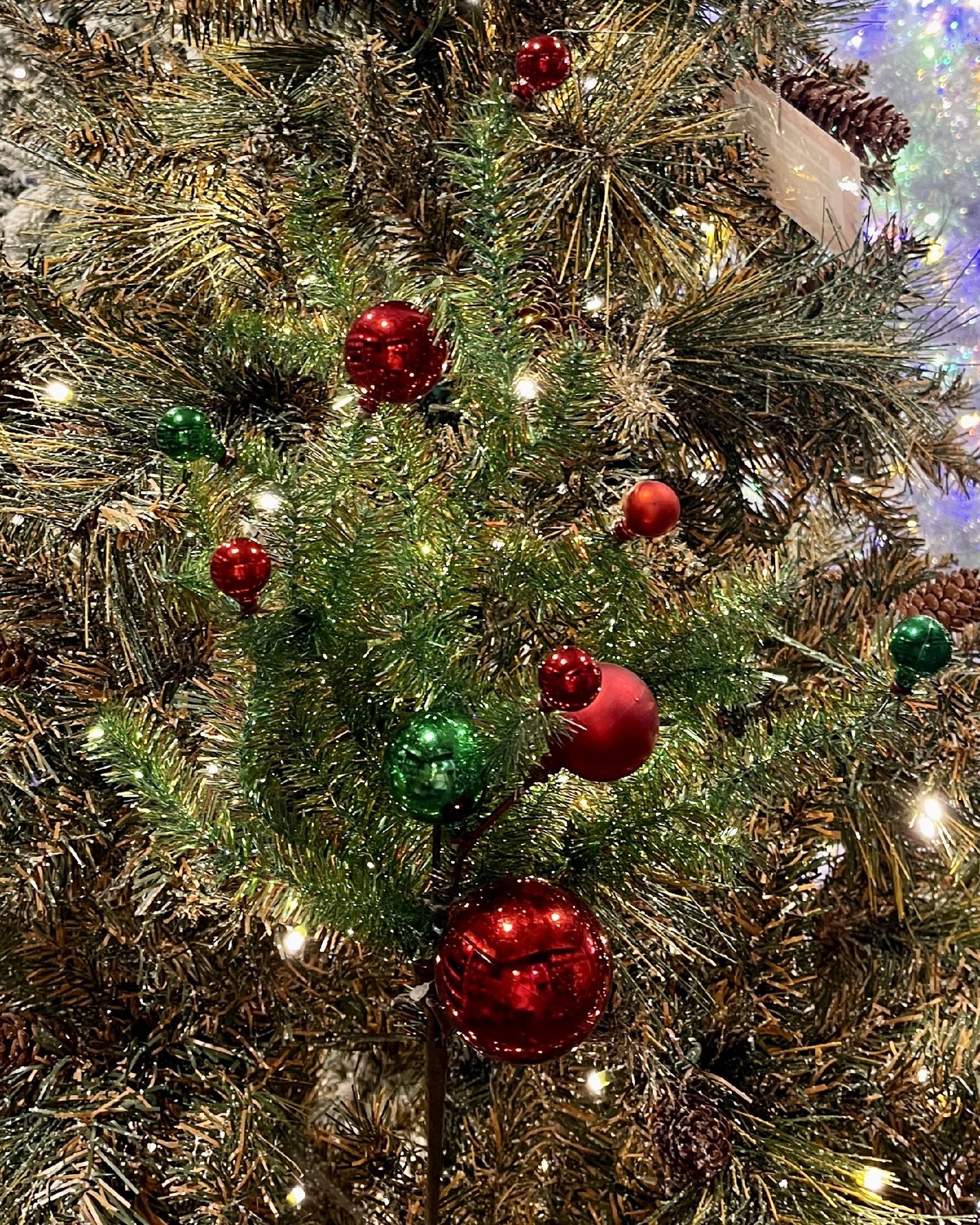 GREEN TINSEL SPRAY WITH RED & GREEN BAUBLES RCT200