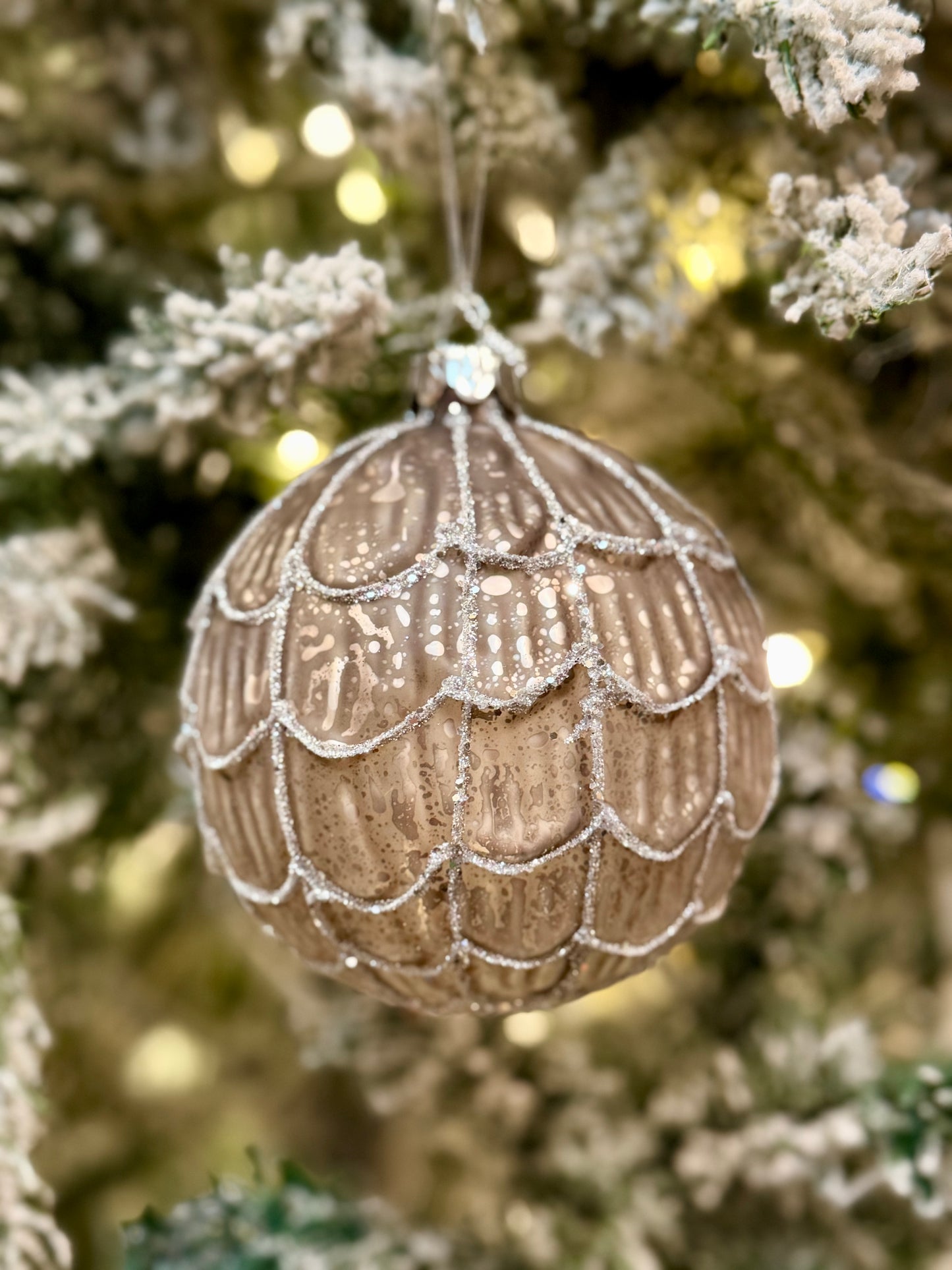 AGED SILVER MERCURY SCALLOPED ROUND GLASS ORNAMENT XGMAWJW