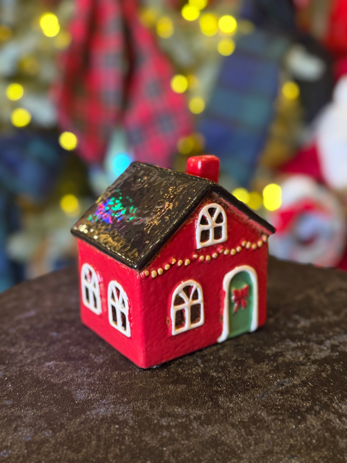 STONEWARE VILLAGE TEALIGHT HOUSE - RED HOUSE WITH LIGHTS GARLAND LH121
