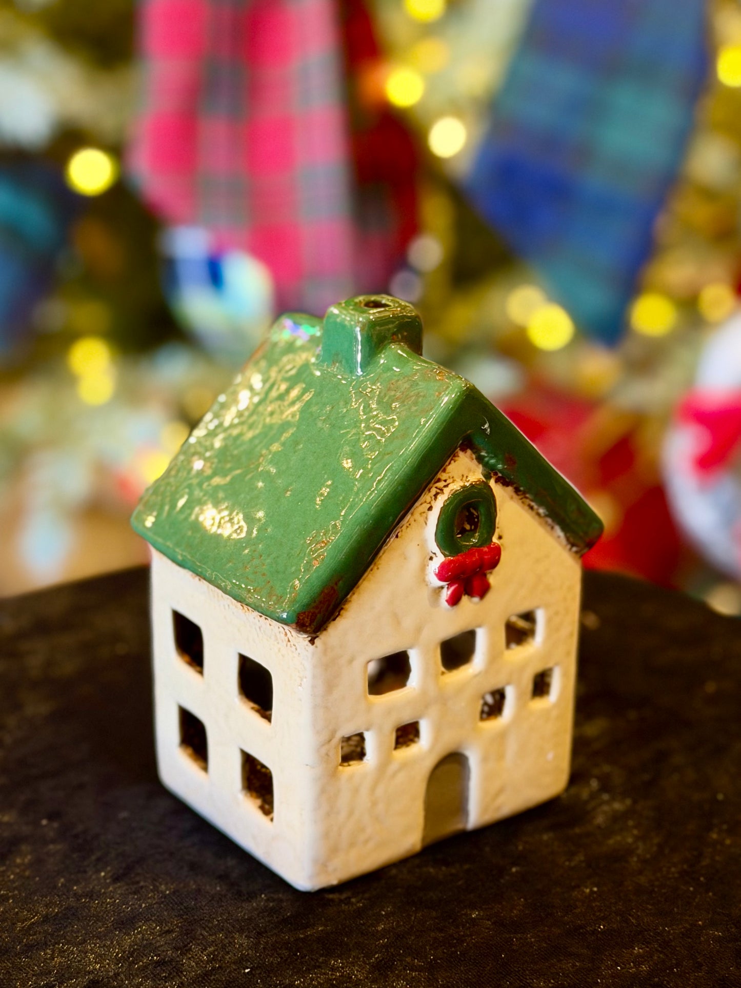 STONEWARE VILLAGE TEALIGHT HOUSE - Nordgard Cottage with Bow Wreath YA0106