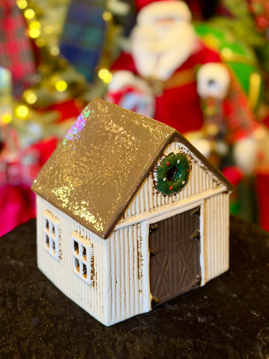STONEWARE VILLAGE TEALIGHT HOUSE - Nordgard Stable with Wreath YA0098