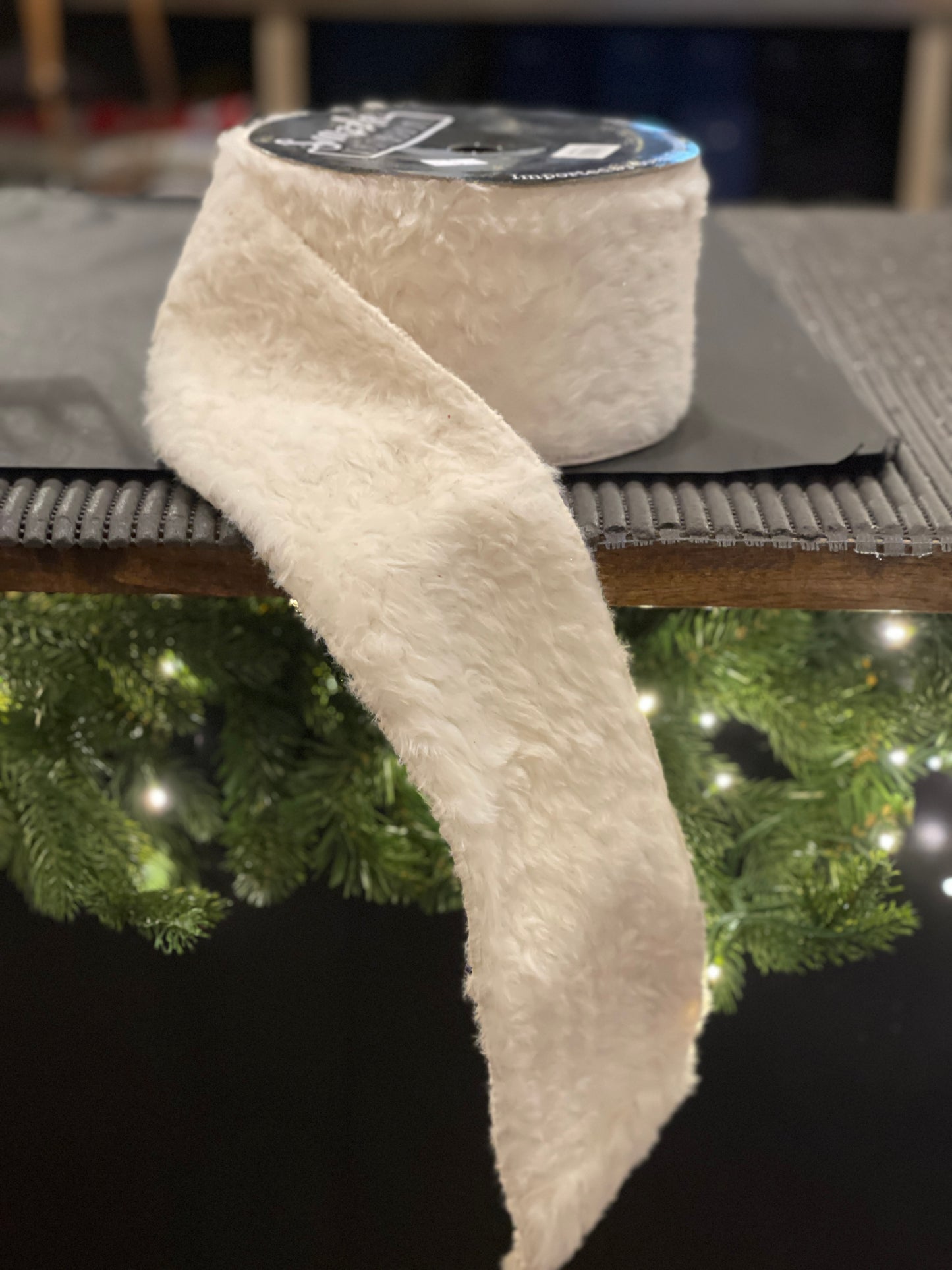 FLUFFY PATTERN WITH WIRE EDGE 4 INCH X 10 METRE X442760