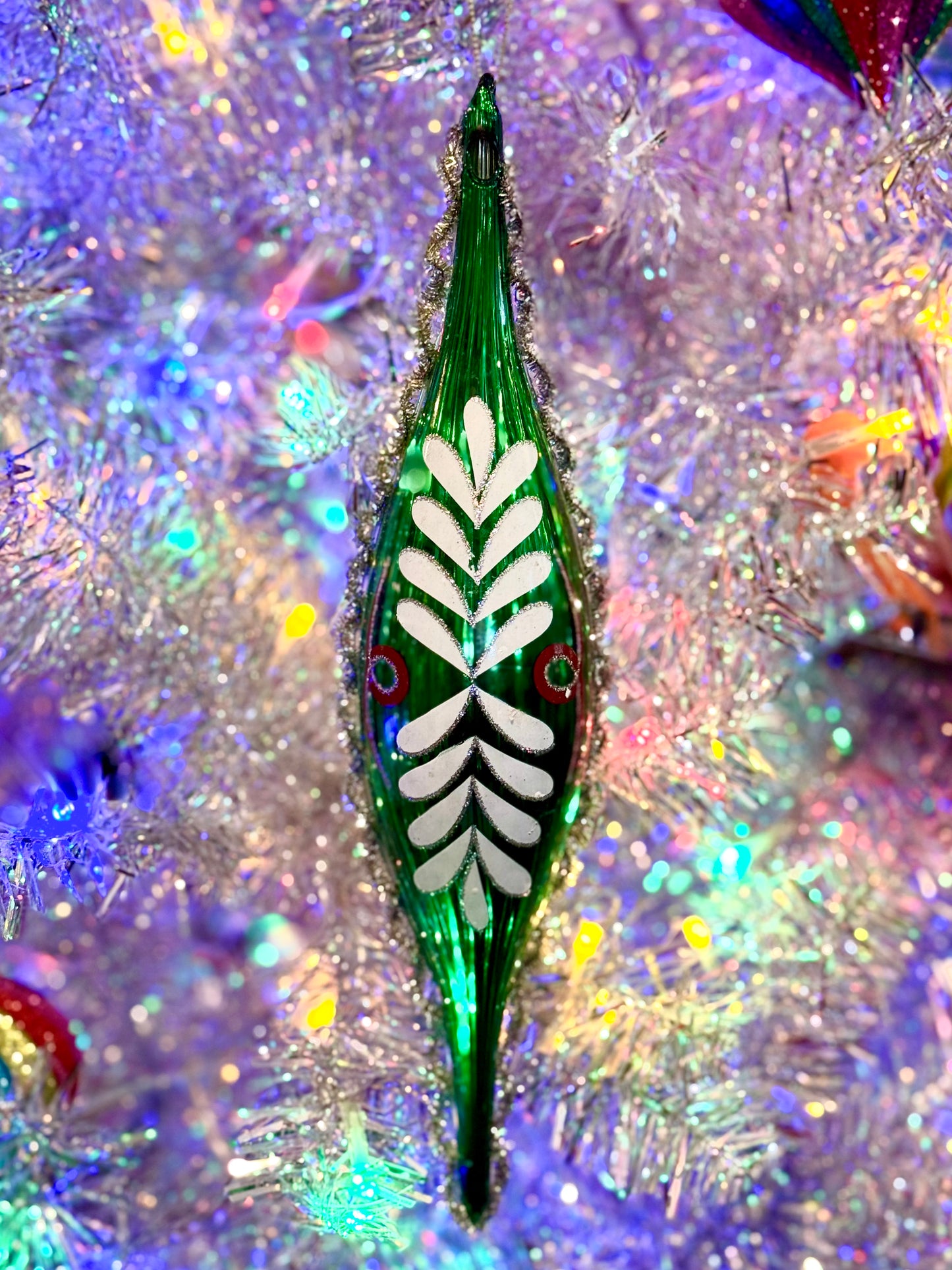 GREEN RETRO LONG TEARDROP ORNAMENT 4220030