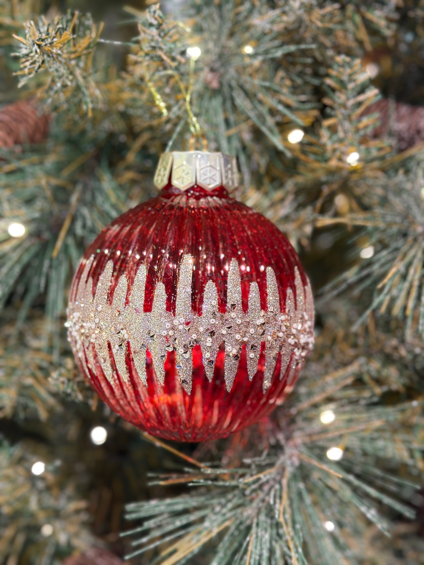 13CM RED SHATTERPROOF BAUBLE W/CHAMPAGNE GLITTER DETAILS X435786