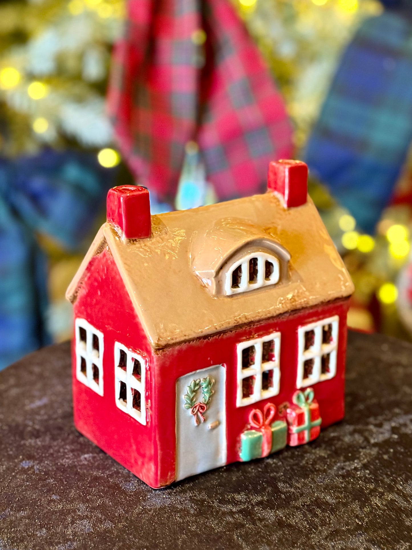 STONEWARE VILLAGE TEALIGHT HOUSE - RED CHRISTMAS COTTAGE WITH PRESENTS LH119