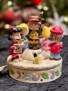 JIM SHORE PEANUTS COLLECTION - PEANUTS GANG CAROLLING, SPREADING CHRISTMAS CHEER 