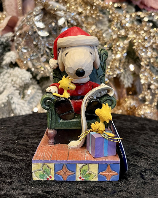 JIM SHORE PEANUTS - SANTA SNOOPY ON CHAIR 6010328