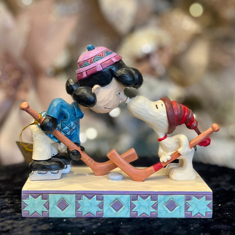 JIM SHORE - PEANUTS 12CM SNOOPY & LUCY PLAYING HOCKEY 6013041